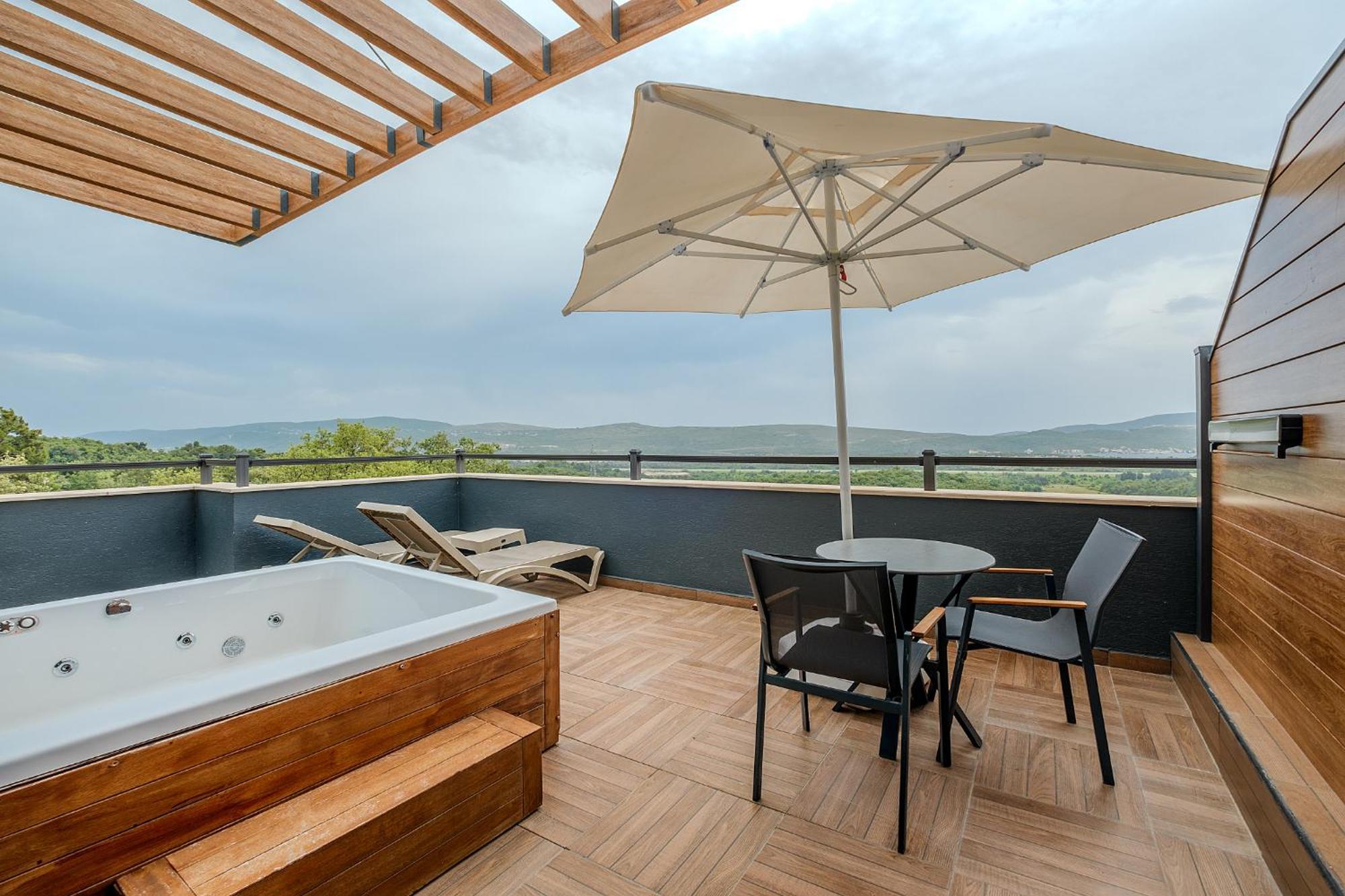 Montenegro Lodge Kavac Room photo Terrace with a hot tub