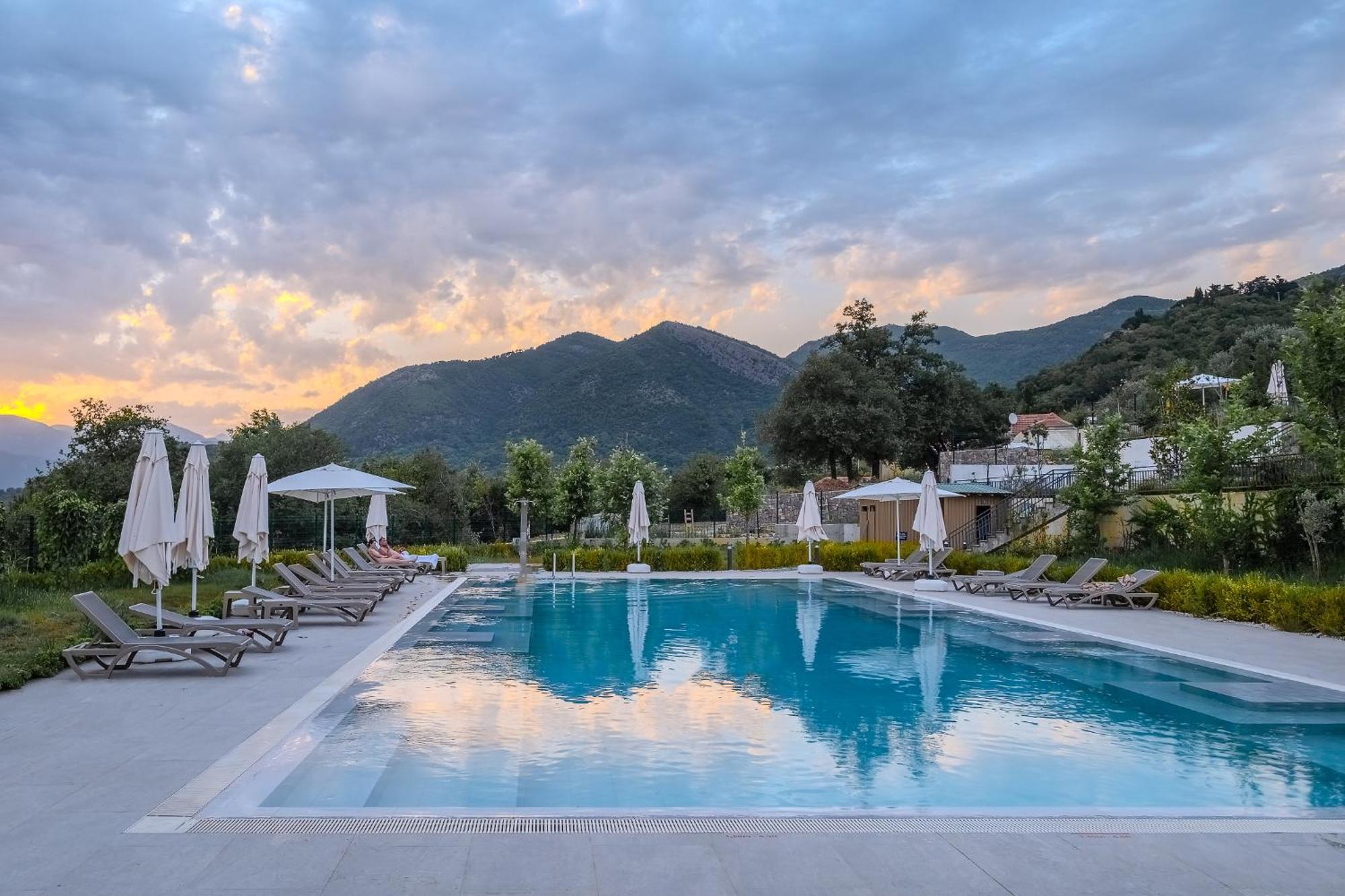Montenegro Lodge Kavac Exterior photo The swimming pool at the hotel